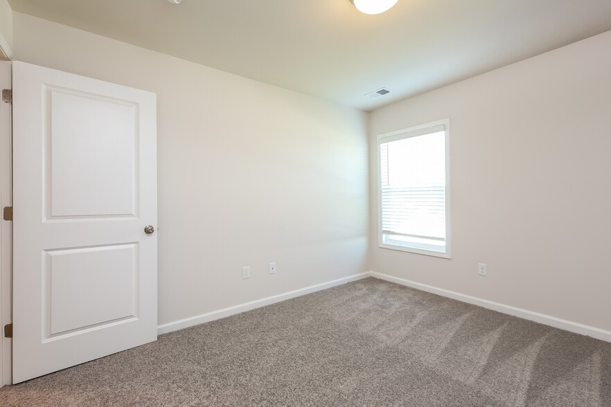 Building Photo - 10 Apricot Ln