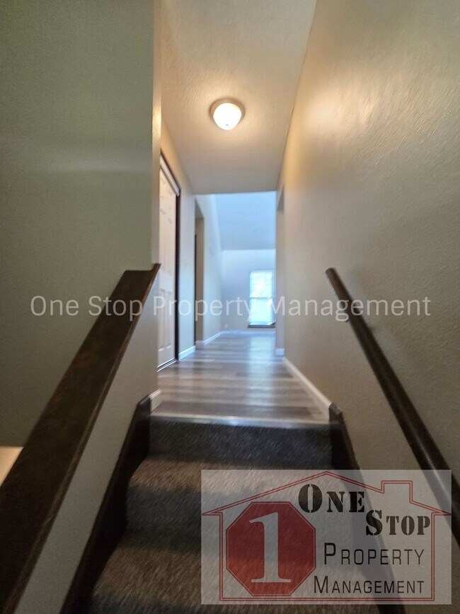 Building Photo - Gorgeous 2 Bedroom, 1.5 Bath in Independence!