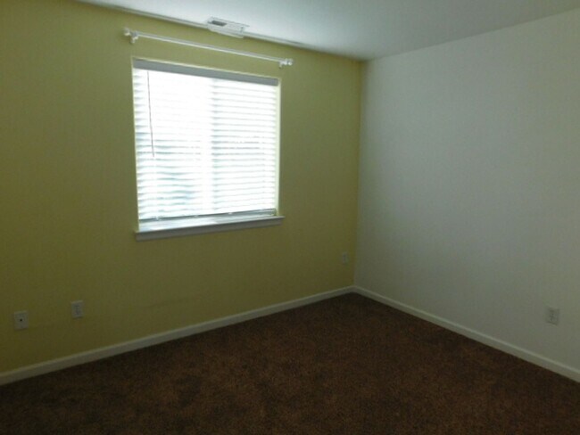 Building Photo - 3Bd/2.5Ba Two-story house- Available to View!