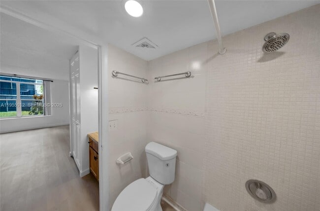 Building Photo - 3650 Inverrary Dr