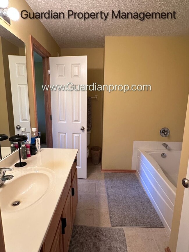 Building Photo - Lakeville 2 Bedroom Town Home, Dishwasher, Fireplace, 2 Car Garage, Garage Bonus Room