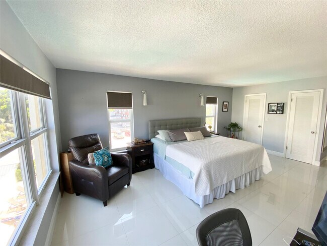 Building Photo - 3000 E Sunrise Blvd