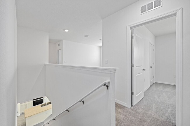 Building Photo - "Spacious 5-Bedroom Retreat with 3 Full Baths in Epperson Lagoon Wesley Chapel – 2,601 Sq. Ft. of...