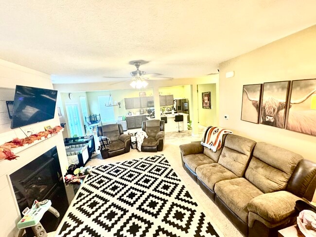 Building Photo - 13238 N Lndg Cir W