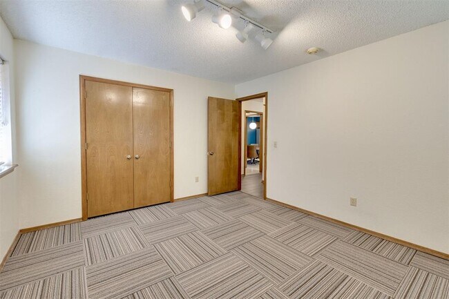 Building Photo - 500 Gray Fox Run