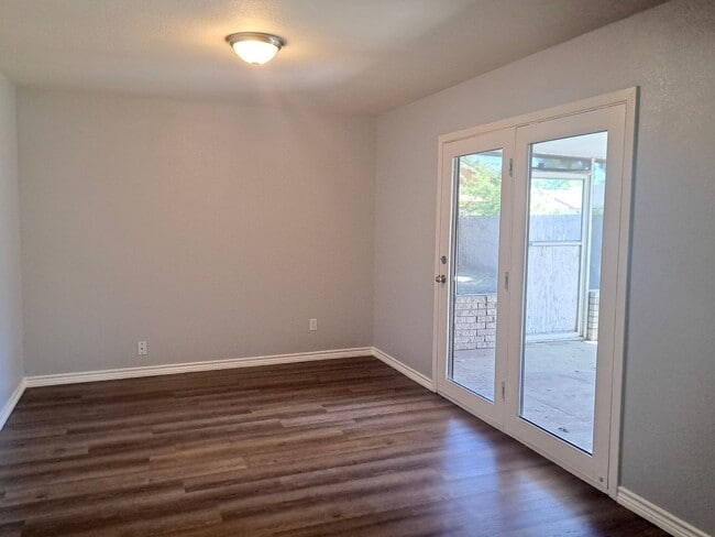 Building Photo - 4 Bedroom / 2 Bath / 2 Car Garage