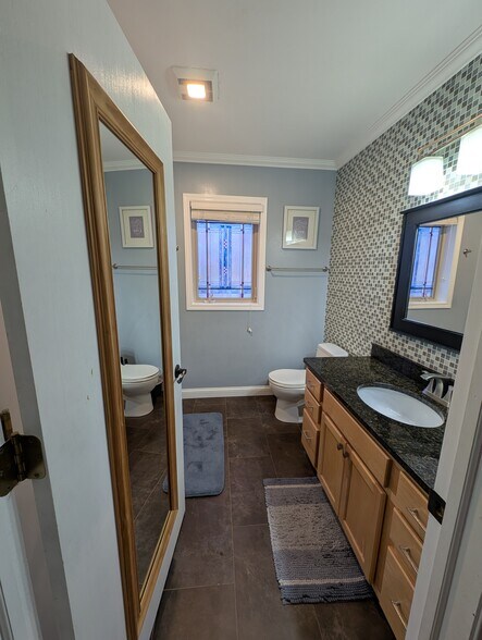 Primary full bath with bath/shower and linen closet - 518 Lexington Dr
