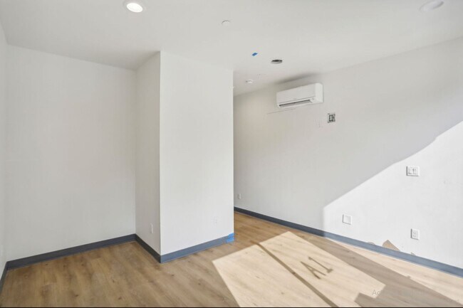 Building Photo - Spacious Townhome – Husky now leasing!