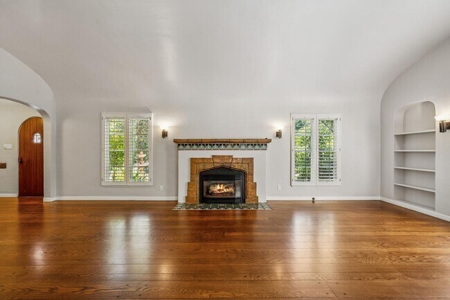 Building Photo - Mediterranean Beauty in Crescent Park – 5B...