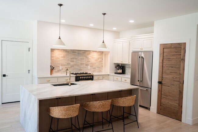 Building Photo - Newly Professionally Designed Home Westsid...