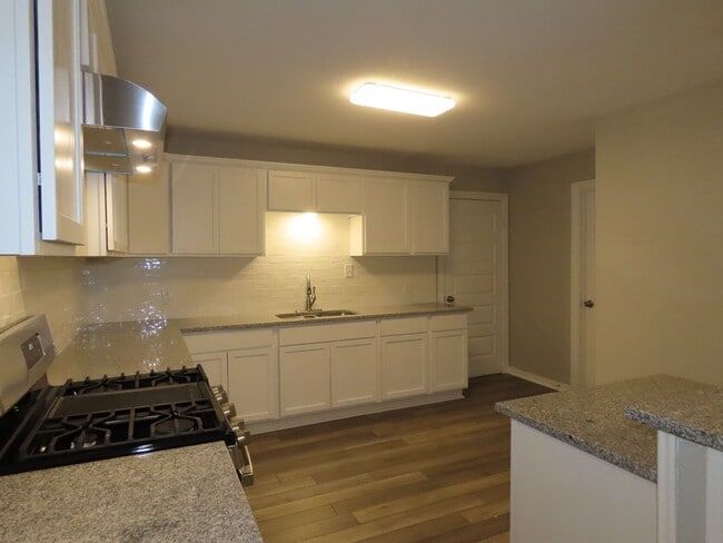 Building Photo - Newly Remodeled 4BR/1BA in Forest Hills Neighborhood