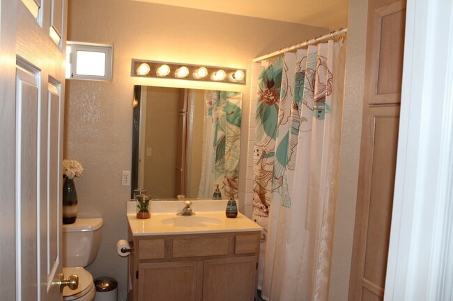 Building Photo - 3 Bed 1 Bath Home w/ 1 Car Garage and Larg...