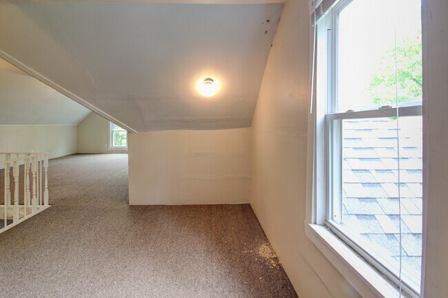 Building Photo - SL AAC1228