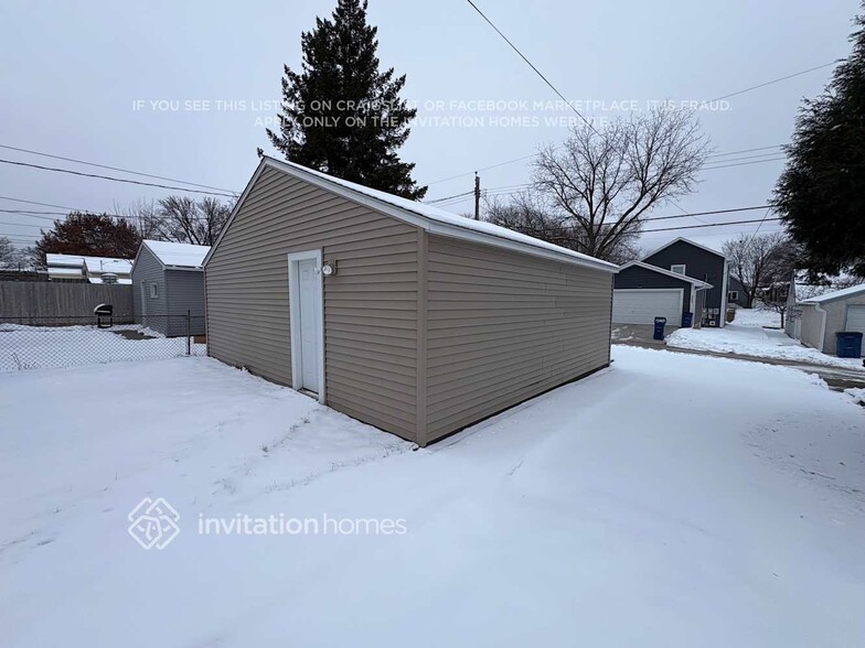 Building Photo - 4240 6th St NE