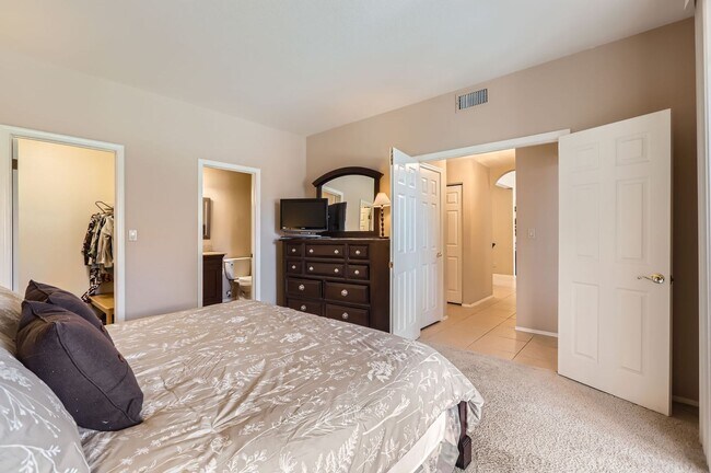 Building Photo - Two bedroom condo