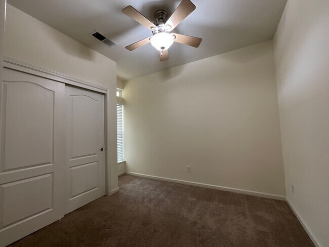 Building Photo - 2820 E Eclipse Ave