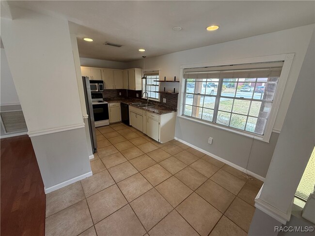 Building Photo - 920 N Lyle Ave