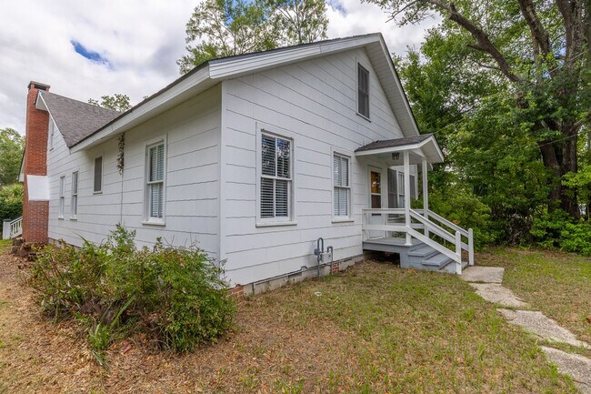 Building Photo - 215 W Jessamine Ave