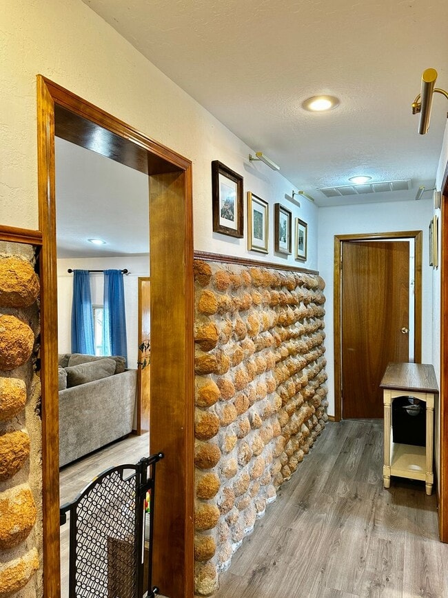 Building Photo - Rustic Charm