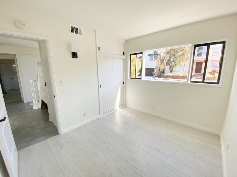 Building Photo - 233 6th St