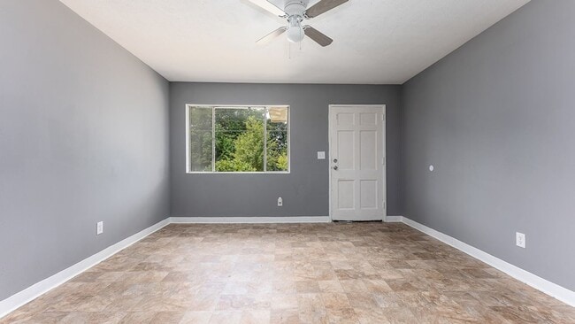 Building Photo - Centrally Located 2 bedroom 1 bathroom!!