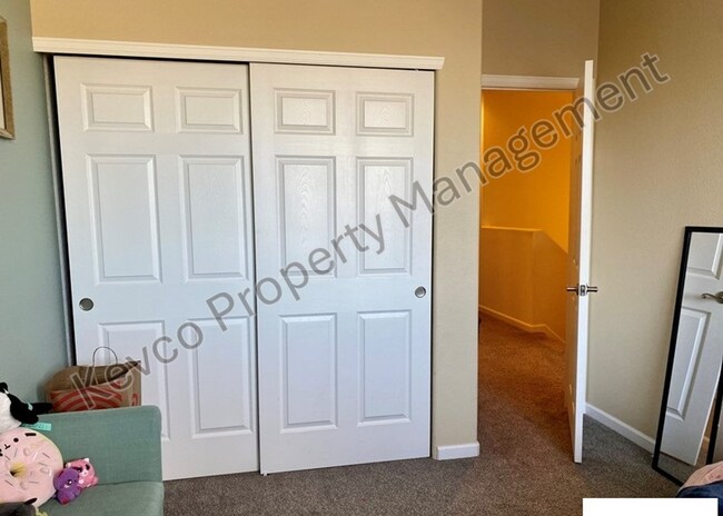 Building Photo - Live, Work, Relax - Comfortable Townhouse with AC