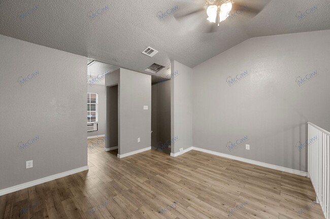 Building Photo - Beautiful 1/1.5 Town Home In Dallas!