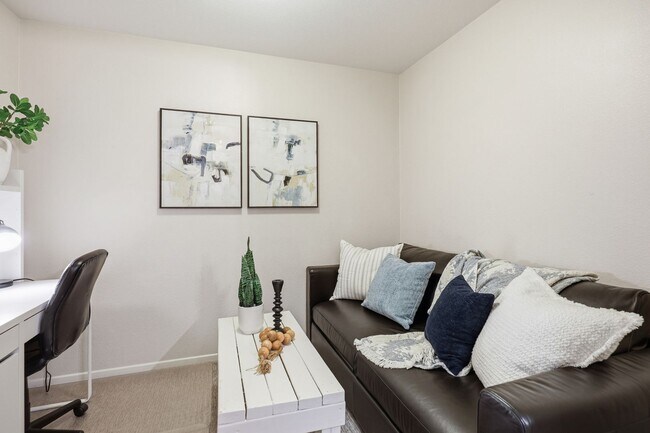 Building Photo - Point Loma, "The Bay" 2 bed 2 Bath Townhome now available! Amazing amenities, don't miss out