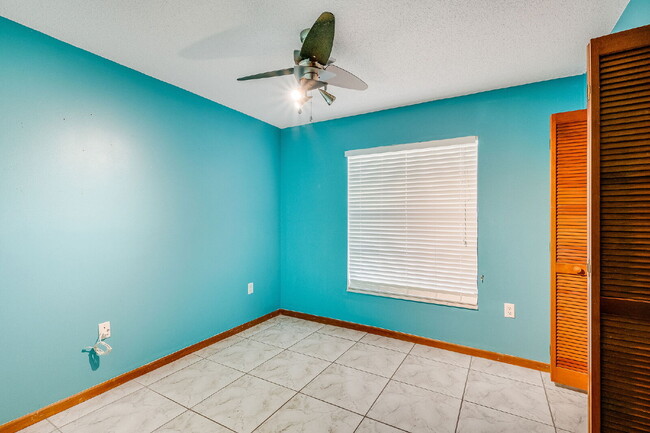Building Photo - Beautifully updated Pool Home