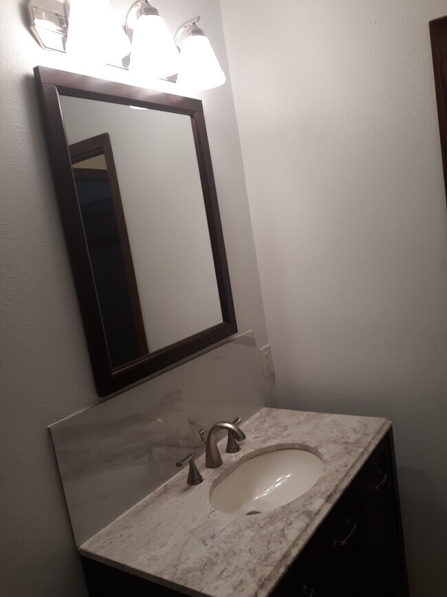 Bath Vainty - 3379 Green Briar Cir