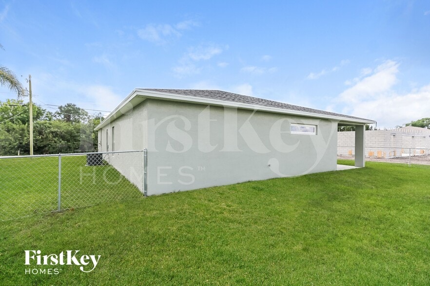 Building Photo - 729 SW Estate Ave