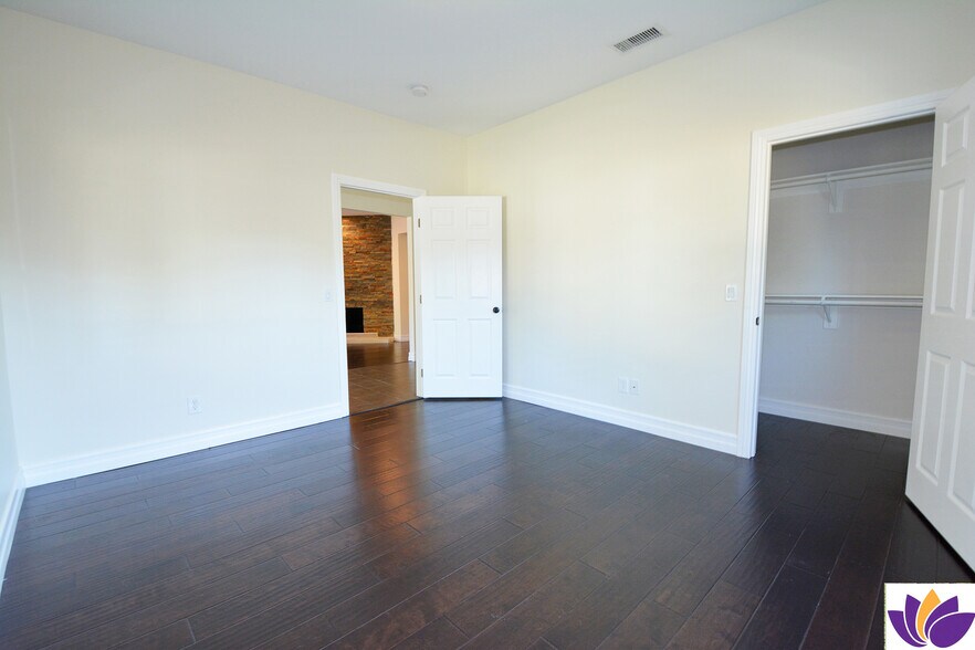 Building Photo - 1093 Avoca Ave
