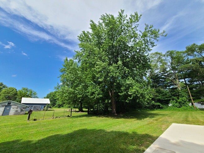 Building Photo - Three Bedroom, One Bath House in Benton Ha...