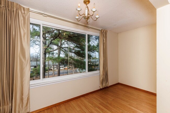 Building Photo - 2/1 Condo in Glen Iris