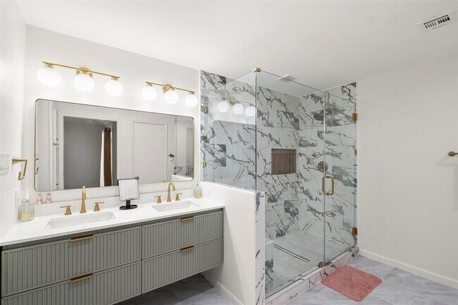 Building Photo - 15134 Corona Del Mar Dr