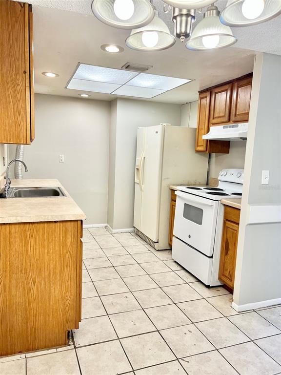 Building Photo - 6065 Village Cir S