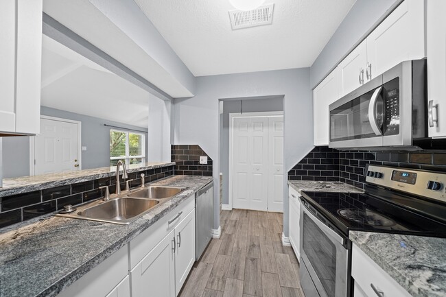 Building Photo - 8 Hideaway Dr