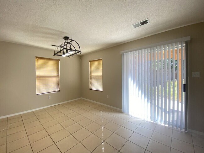 Building Photo - COMMUNITY POOL - LARGE 4 BEDROOM - Master Upstairs