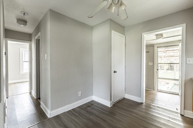 Building Photo - 911 E Craven Ave