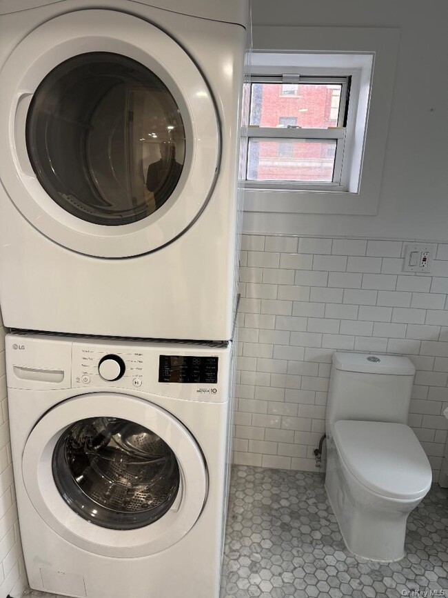 Building Photo - 39-39 Crescent St