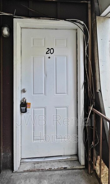 Building Photo - 851 Bert Rd