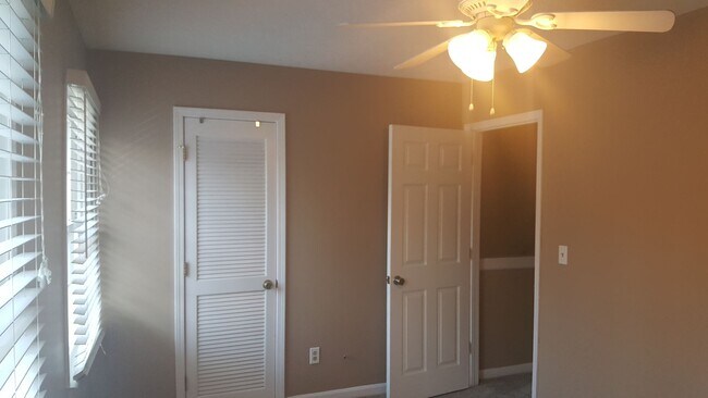 Building Photo - Large Townhome on 44th Avenue