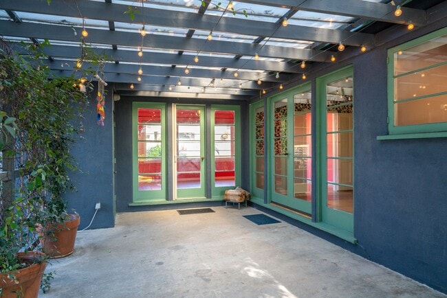 Building Photo - Vibrant 2b2b Franklin Hills / Los Feliz Home - Private Yard - Central HVAC