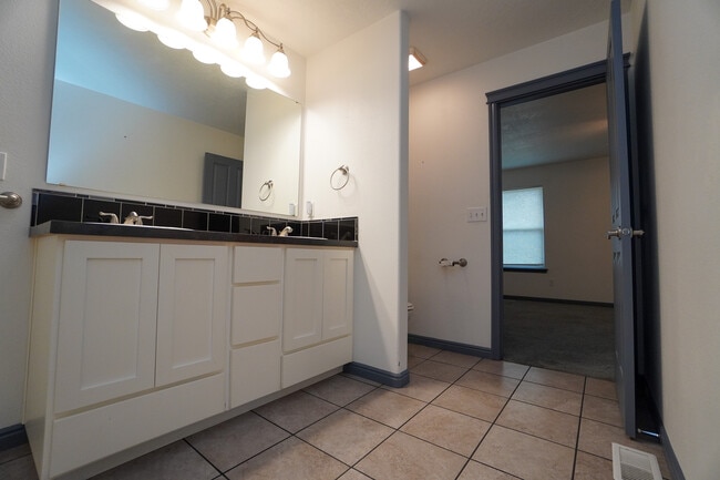 Building Photo - 11301 W Goldenrod Ave