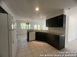 Building Photo - 568 Lake Forest