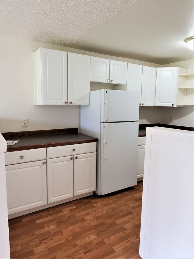 Building Photo - 3 bdrm, 1 bath, attached garage, $1795 Rent