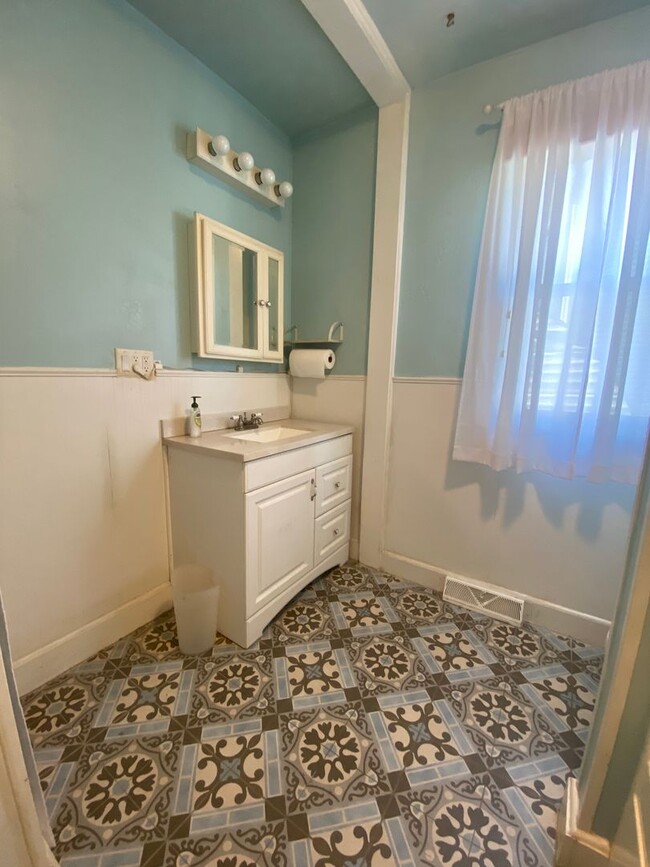 Building Photo - 3 Bedroom, 3.5 Bathroom In Downtown Perryv...