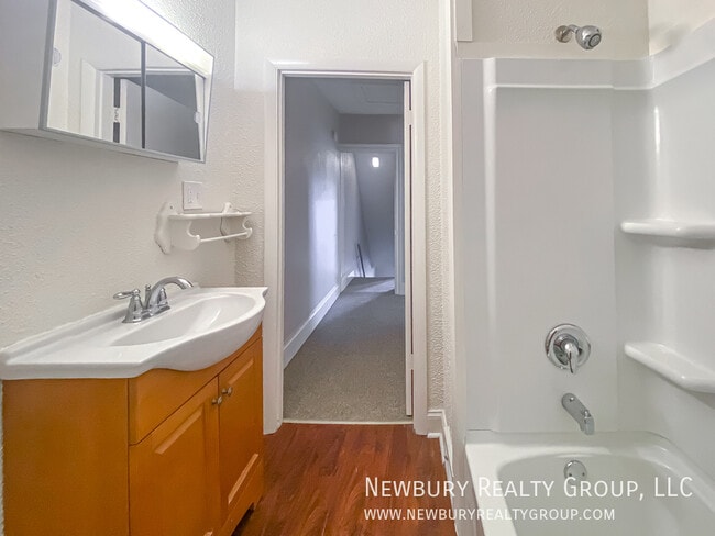 Building Photo - 39 Hickory St