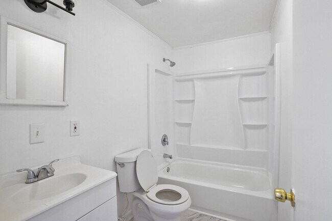 Building Photo - Charming 1 bedroom 1 Bathroom across from Daffin Park