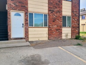Building Photo - 2 Bedr condo at end of cul-de -sac